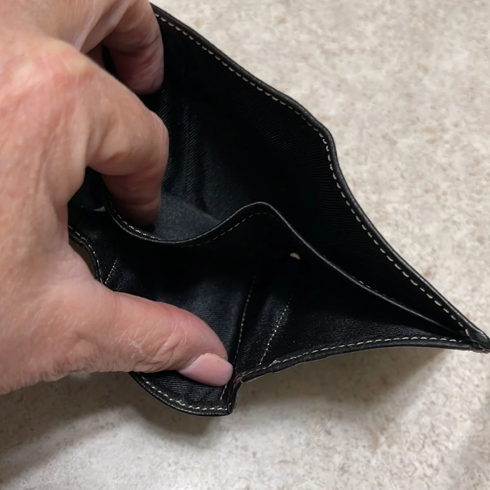 BNWOT DESIGNER BLACK PEBBLE SOFT LEATHER TRI-FOLD WALLET